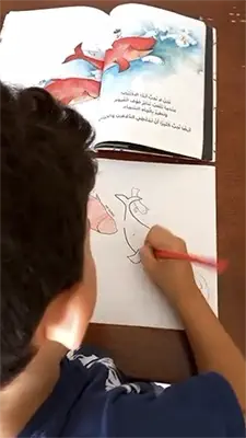 طفل يلون